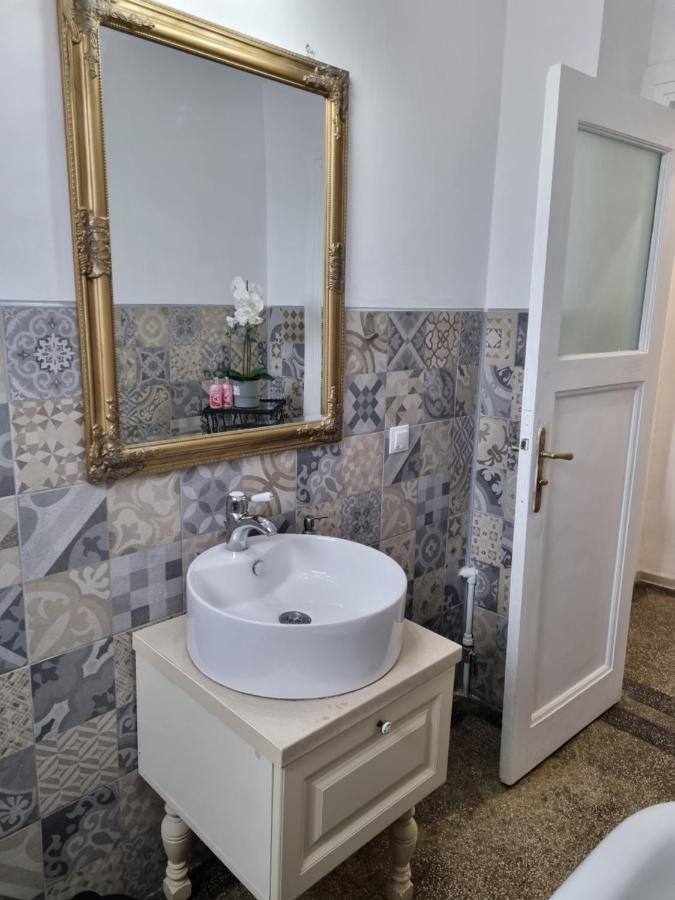 Cozy Apartment Near City Center Bucarest Exterior foto