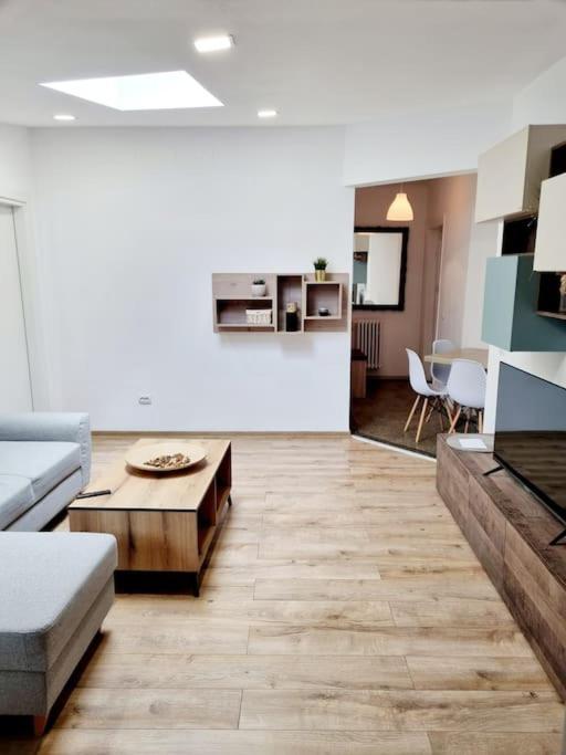 Cozy Apartment Near City Center Bucarest Exterior foto